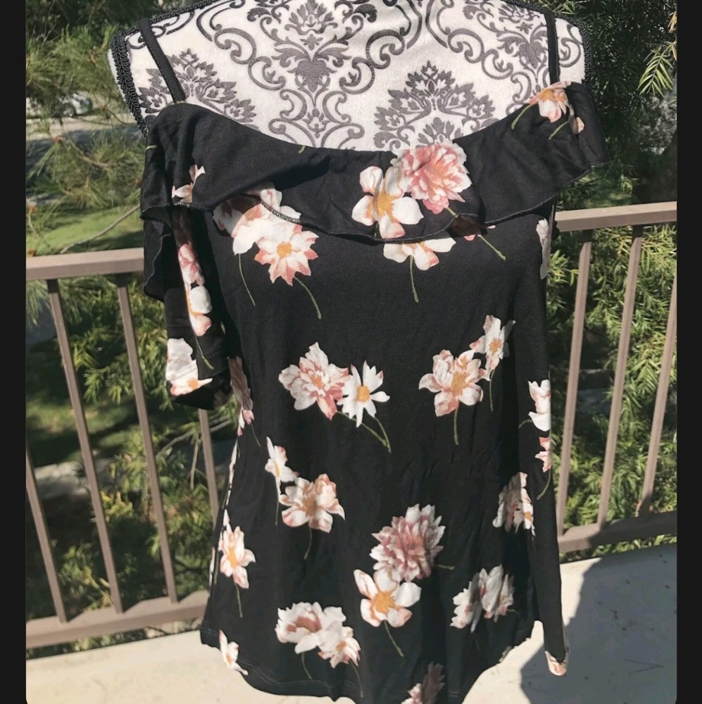 Venus floral cold shoulder summer top size small.